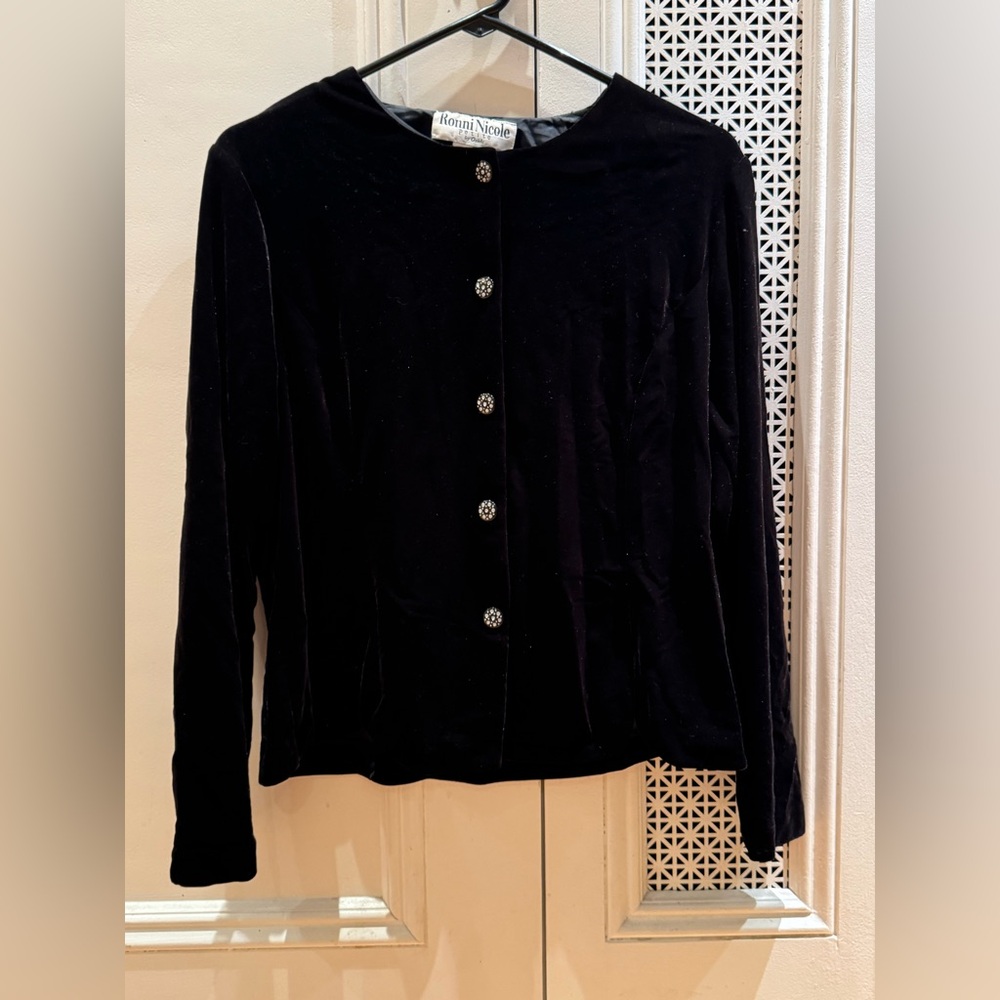 ❤️ RONNIE NICOLE ELEGANT BLACK VELVET JACKET WITH STYLISH BUTTON-UP DESIGN.